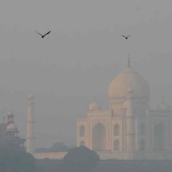 Una vista general muestra el Taj Mahal en medio de condiciones de smog en Agra. Foto de Pawan SHARMA / AFP | Foto:AFP