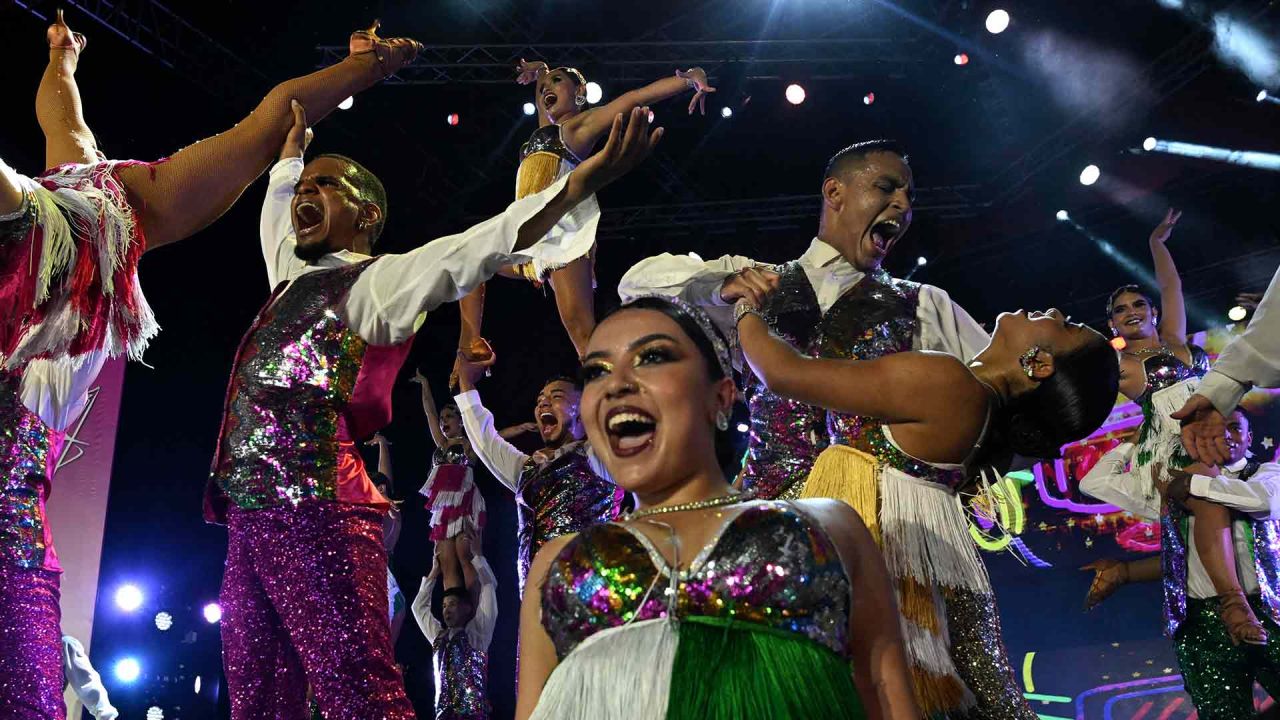 Bailarines se presentan durante la noche de apertura del 19º Festival Mundial de Salsa, en el marco de la cumbre COP16 en Cali, Colombia. Foto de JOAQUIN SARMIENTO / AFP | Foto:AFP