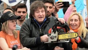 Javier Milei volvió a aplicar la motosierra contra los medios.