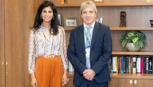 Luis Caputo y Gita Gopinath