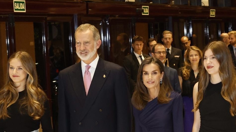 La falda con la que la princesa Leonor se distinguió entro los looks sobrios de su hermana y madre 