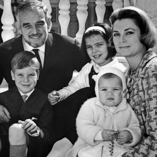 Grace Kelly, el príncipe Rainiero y sus tres hijos