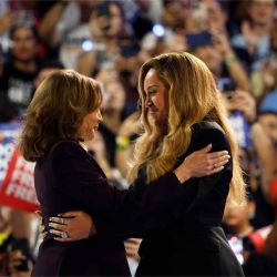Beyoncé en el acto de Kamala Harris.