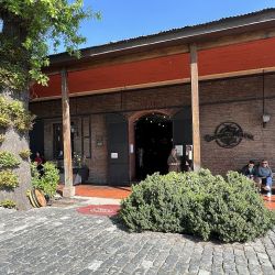 La bodega Cousiño Macul, ubicada a media hora del centro de Santiago de Chile, es un oasis centenario que también tiene actividades para chicos en un sector alcohol free.