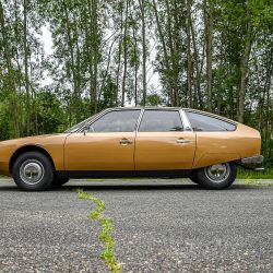 El Citroën CX celebra 50 años de excelencia y progreso automotriz.