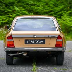 El Citroën CX celebra 50 años de excelencia y progreso automotriz.