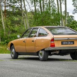 El Citroën CX celebra 50 años de excelencia y progreso automotriz.