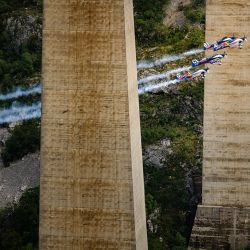 Cuatro pilotos checos cruzaron por debajo y a la misma vez el puente Mala Rijeka de Montenegro.
