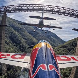 Cuatro pilotos checos cruzaron por debajo y a la misma vez el puente Mala Rijeka de Montenegro.