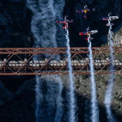 Cuatro pilotos checos cruzaron por debajo y a la misma vez el puente Mala Rijeka de Montenegro.