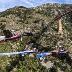 Cuatro pilotos checos cruzaron por debajo y a la misma vez el puente Mala Rijeka de Montenegro.