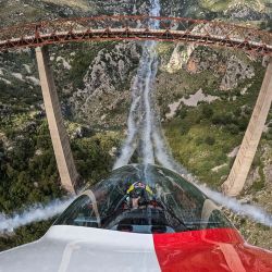 Cuatro pilotos checos cruzaron por debajo y a la misma vez el puente Mala Rijeka de Montenegro.