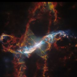 R Aquarii sufre violentas erupciones que expulsan enormes filamentos de gas brillante.