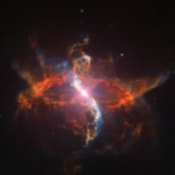 R Aquarii pertenece a una clase de estrellas dobles llamadas estrellas simbióticas.