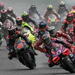 El piloto español de Prima Pramac Racing, Jorge Martín (centro a la derecha), lidera el grupo durante el Gran Premio de Tailandia de MotoGP en el Circuito Internacional de Buriram en Buriram. | Foto:LILLIAN SUWANRUMPHA / AFP