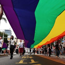 Activistas por los derechos LGBT llevan una gran pancarta con el arcoíris mientras marchan durante el desfile anual del Orgullo LGBTQ+ de Taiwán en Taipei. | Foto:I-Hwa Cheng / AFP