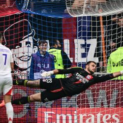 El defensor marfileño del Auxerre, Sinaly Diomande , marca un gol contra el arquero brasileño del Lyon, Lucas Perri, durante el partido de fútbol de la L1 francesa entre el Olympique Lyonnais (OL) y el AJ Auxerre en el estadio Parc Olympique Lyonnais en Decines-Charpieu, cerca de Lyon, en el centro-este de Francia. | Foto:OLIVIER CHASSIGNOLE / AFP