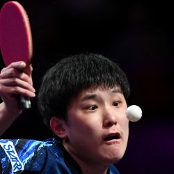 El japonés Tomokazu Harimoto sirve al alemán Benedikt Duda durante su partido de semifinales de tenis de mesa individual masculino en el Campeonato Mundial de Tenis de Mesa (WTT) Montpellier 2024 en el Sud de France Arena en Perols, cerca de Montpellier, sur de Francia. | Foto:Sylvain Thomas / AFP