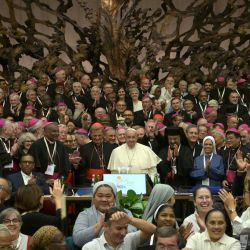 El papa Francisco asiste a la segunda sesión de la XVII Asamblea General Ordinaria del Sínodo de los Obispos en el Aula Pablo VI, en el Vaticano. | Foto:Tiziana Fabi / AFP