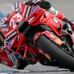 El piloto italiano del equipo Ducati Lenovo, Enea Bastianini, conduce durante la segunda sesión de entrenamientos libres antes del Gran Premio de Tailandia de MotoGP en el Circuito Internacional de Buriram en Buriram. | Foto:LILLIAN SUWANRUMPHA / AFP