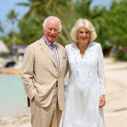 En esta fotografía difundida por Getty Images el rey Carlos III de Gran Bretaña y la reina Camilla de Gran Bretaña posan para una fotografía durante una visita a una playa en Apia, Samoa. | Foto:Chris Jackson / COLECCIÓN CHRIS JACKSON / AFP