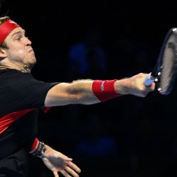 El ruso Andrey Rublev devuelve una pelota al estadounidense Ben Shelton durante su partido de cuartos de final masculino en el torneo de tenis Swiss Indoors ATP 500 en Basilea. | Foto:FABRICE COFFRINI / AFP