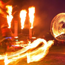 Imagen de artistas realizando una presentación durante un espectáculo de fuego en el jardín botánico de Minsk, Bielorrusia. Más de 30 artistas de todo el país participaron en el espectáculo. | Foto:Xinhua/Henadz Zhinkov