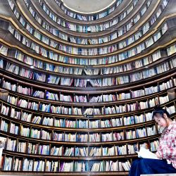 Imagen de una ciudadana leyendo en una sala de lectura en el complejo turístico Shan Hai Tian, en Rizhao, en la provincia de Shandong. El complejo turístico Shan Hai Tian, cuyo nombre es traducido literal como "Montaña, Mar y Cielo", se ubica en la costa del mar Amarillo, en el este de China. Ha desarrollado un servicio de alojamiento en familias aprovechando las montañas, la costa y los jardines de té del lugar para mejorar tanto la experiencia turística como los ingresos comerciales. | Foto:Xinhua/Guo Xulei