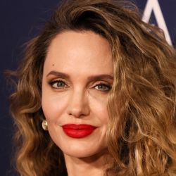 La actriz estadounidense Angelina Jolie asiste al estreno de "María" en el AFI Fest en los cines chinos TCL en Hollywood. | Foto:ETIENNE LAURENT / AFP