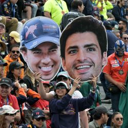 Los aficionados sostienen carteles con la imagen del piloto mexicano Sergio Pérez de Red Bull Racing y el piloto español Carlos Sainz de Ferrari antes del inicio del Gran Premio de la Ciudad de México en el autódromo Hermanos Rodríguez. | Foto:YURI CORTEZ / AFP