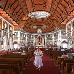 Los fieles se preparan para una misa en la Catedral de la Inmaculada Concepción en la capital de Samoa, Apia. | Foto:William West / AFP
