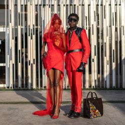 Los invitados posan para una fotografía a su llegada al Federal Palace Hotel para la Semana de la Moda de Lagos, en Lagos. | Foto:OLYMPIA DE MAISMONT / AFP