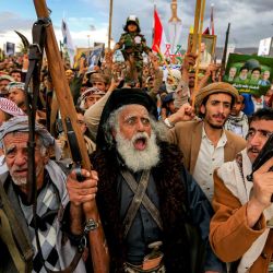 Los partidarios de los hutíes de Yemen levantan sus fusiles en el aire mientras corean consignas durante una manifestación contra Israel en solidaridad con Gaza y el Líbano en la capital controlada por los hutíes, Saná. | Foto:MOHAMMED HUWAIS / AFP