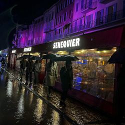 Los peatones con paraguas caminan por una calle tras las inundaciones en la ciudad tras las fuertes lluvias en Saint-Tropez, en la Riviera francesa. | Foto:AFP