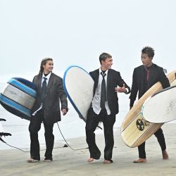Los surfistas llegan disfrazados para surfear las olas en una mañana brumosa en Newport Beach, California, continuando una tradición anual de surfear disfrazados aquí el último sábado antes de Halloween. | Foto:Frederic J. Brown / AFP