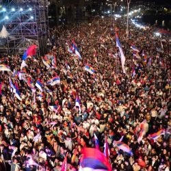 Vista aérea de partidarios del candidato presidencial uruguayo del partido Frente Amplio Yamandu Orsi reunidos tras los primeros resultados de las elecciones presidenciales y legislativas en Montevideo, Uruguay. | Foto:Santiago Mazzarovich / AFP
