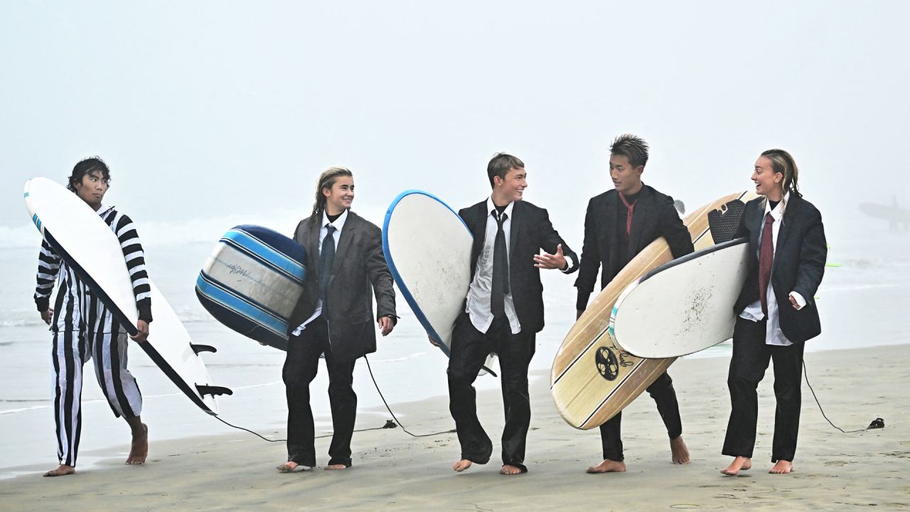 Los surfistas llegan disfrazados para surfear las olas en una mañana brumosa en Newport Beach, California, continuando una tradición anual de surfear disfrazados aquí el último sábado antes de Halloween. | Foto:Frederic J. Brown / AFP