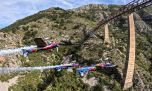 Cuatro aviones en formación de diamante y al revés atravesaron un puente ferroviario por abajo