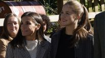 Los looks "matchy" que eligieron la princesa Leonor y Letizia Ortiz para pasear por Asturias