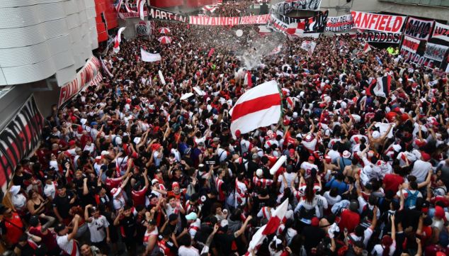 Banderazo de los hinchas de River