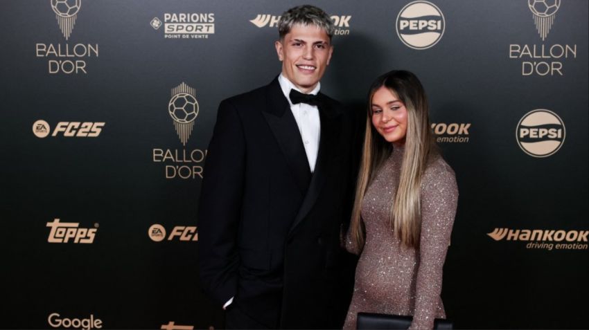 Garnacho junto a Eva, su pareja, en la ceremonia del Balón de Oro en París.