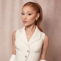 El look al estilo años 50 de Ariana Grande por Versace