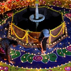 Imagen de personas encendiendo lámparas de aceite para el próximo festival hindú de luces, en Bhopal, capital del estado de Madhya Pradesh, India. | Foto:Xinhua/Str