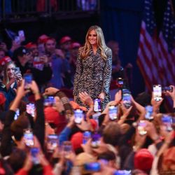 La ex primera dama de Estados Unidos, Melania Trump, llega para hablar en un mitin del expresidente estadounidense y candidato presidencial republicano Donald Trump en el Madison Square Garden de Nueva York. | Foto:Angela Weiss / AFP