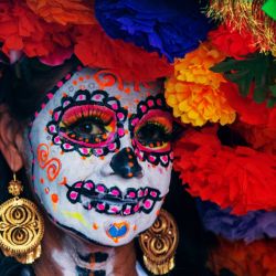 Una mujer con la cara pintada como una Catrina asiste a las celebraciones del día de la calavera antes del Día de los Muertos en Monterrey, estado de Nuevo León, México. | Foto:Julio Cesar Aguilar / AFP