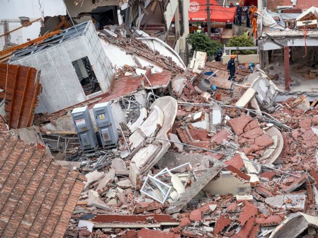 Derrumbe en Villa Gesell: los rescatistas están 