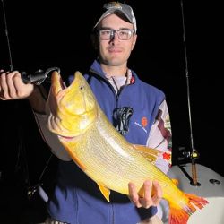De día como de noche, Baradero pagó con dorados y buenos patíes. 