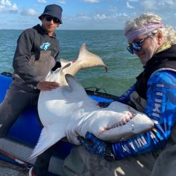 En estos momentos pican especies migratorias como corvinas y gatuzos, y hay una actividad paralela de pescadillas, peces elefantes y toda la variada costera de siempre, como pargos, congrios, burriquetas, rayas y brótolas. Además, alejándose y buscando agua clara hay buenas respuestas de palometas y anchoas de banco. 