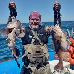 En estos momentos pican especies migratorias como corvinas y gatuzos, y hay una actividad paralela de pescadillas, peces elefantes y toda la variada costera de siempre, como pargos, congrios, burriquetas, rayas y brótolas. Además, alejándose y buscando agua clara hay buenas respuestas de palometas y anchoas de banco. 