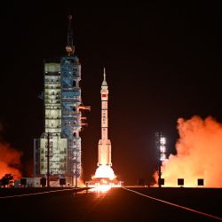 El cohete portador Long March-2F que transporta la nave espacial Shenzhou-19 y una tripulación de tres astronautas despega del Centro de Lanzamiento de Satélites de Jiuquan, en el desierto de Gobi, al noroeste de China. La misión de tres astronautas a la estación espacial Tiangong llevará a cabo experimentos con miras al ambicioso objetivo del programa espacial de colocar astronautas en la Luna en 2030, y eventualmente, construir una base lunar. | Foto:ADEK BERRY / AFP